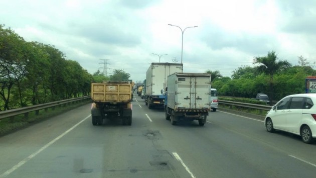 Foto - 271 Truk Tertangkap dalam Penertiban Over Tonase di Ruas Tol Cikampek