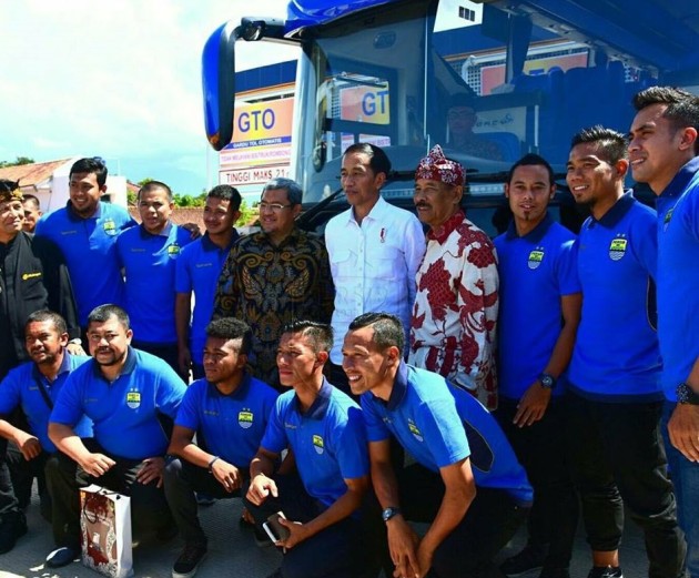 Foto - Presiden Jokowi Naik Bus Legacy Sky XHD PERSIB, Tinjau Ruas Tol Soreang-Pasir Koja