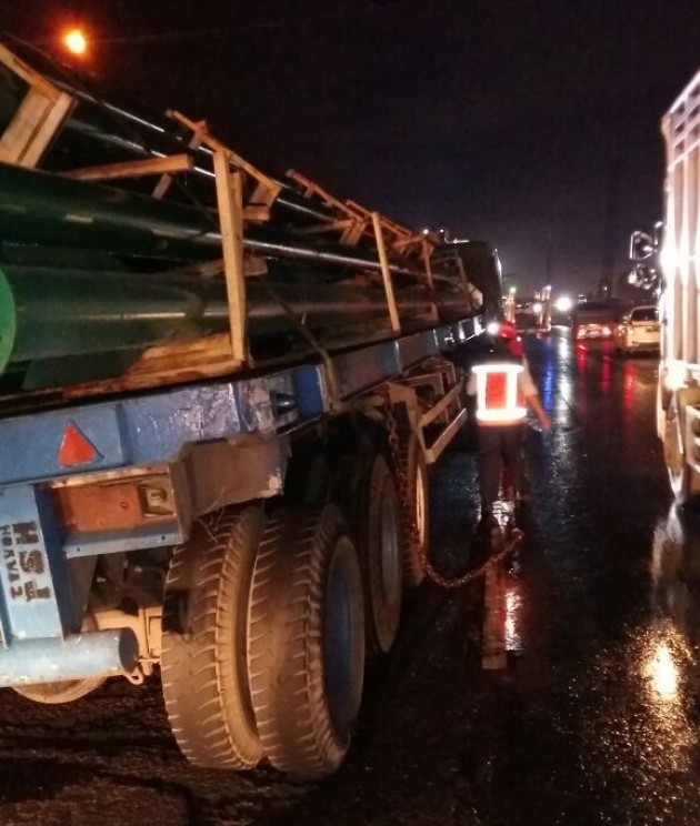 Foto - Amat Membahayakan, Truk Pengangkut Tiang Konstruksi Ini Harus Dievakuasi Petugas Tol Jakarta-Cikampek