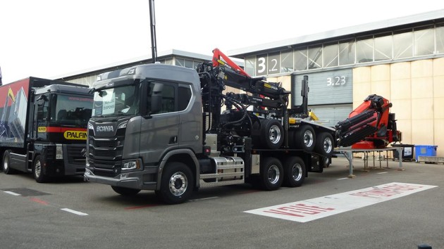 Foto - Truk Heavy Duty Scania Ini Sanggup Angkut Kayu Log Hingga 12 Meter Panjangnya