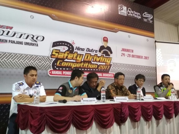 Foto - Para Driver Ini Diadu Kecakapannya Mengemudikan Truk Hino Dutro di Kemayoran