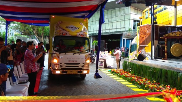 Foto - Truk Isuzu NMR 71 Ini Dimodifikasi Jadi Truk Safari FIFGROUP