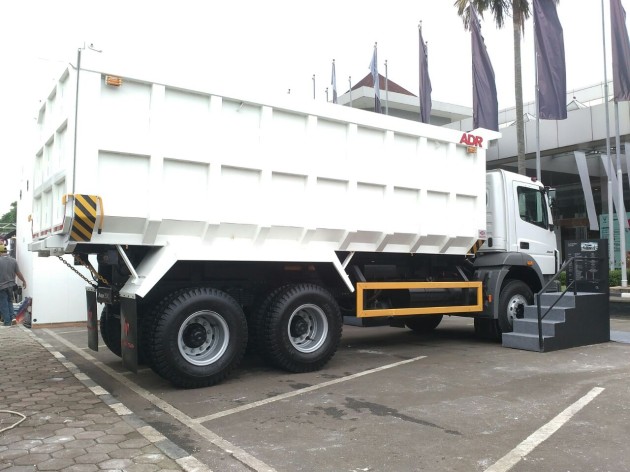 Foto - Mercedes-Benz Axor 2528 C (6x2) M/T: Truk Heavy Duty Tangguh di Segala Medan, Daya Tanjak Prima