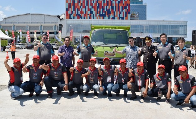 Foto - Hino Gelar Safety Driving Competition di Kota Makassar