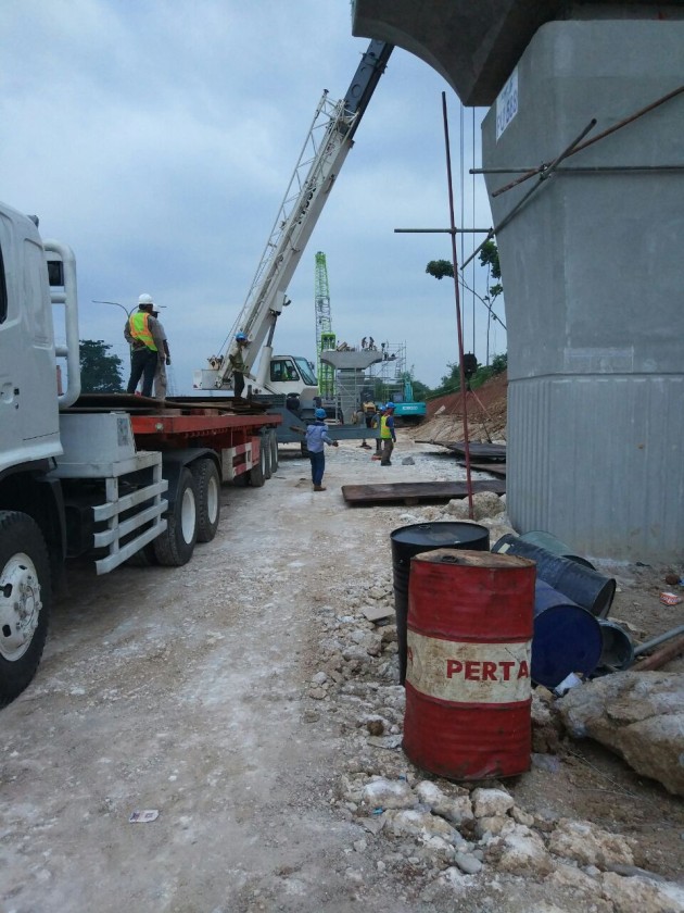 Foto - Proyek Tol Layang Jakarta-Cikampek Mulai Pasang Box Girder, Kontraktor Kerahkan Truk Heavy Duty dan Crane