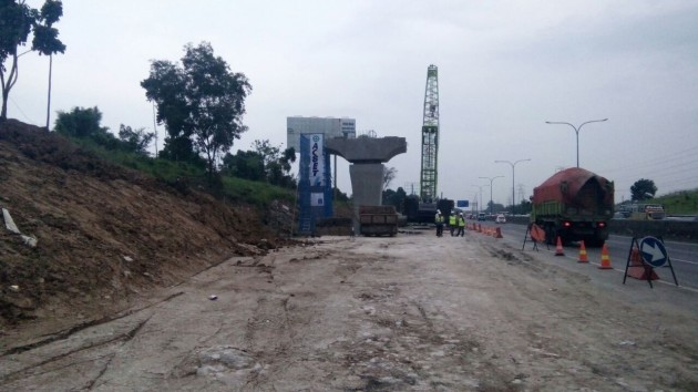 Foto - Proyek Tol Layang, Jasa Marga Tutup Bahu Jalan Tol Japek di Jam Tertentu Mulai 23.00-04.00 WIB