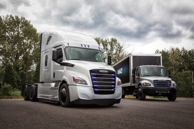 Foto - Daimler Serahterimakan Truk Listrik Freightliner Pertama untuk Konsumen di AS