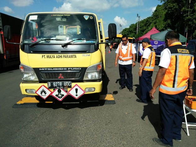 Foto - Terindikasi Overload, Polisi Tilang 93 Truk Angkutan Barang di Gerbang Tol Kapuk