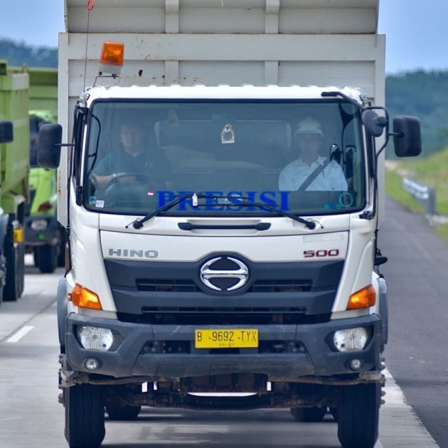 Foto - Jokowi Naik Truk Usai Resmikan Ruas Tol Lampung