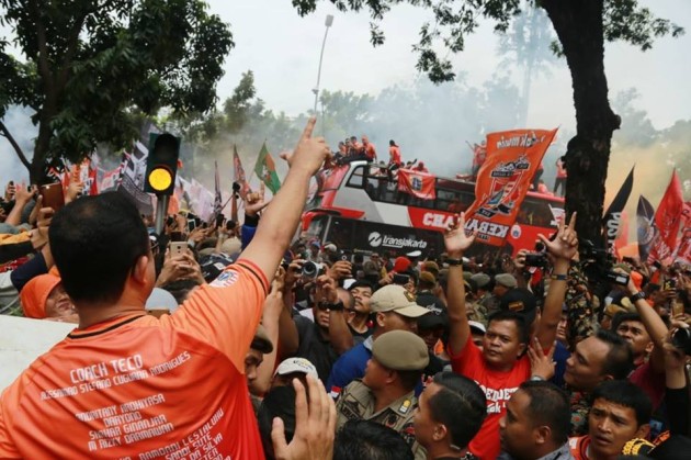 Foto - Bus Scania Double Decker Meriahkan Pawai Kemenangan Pemain Persija Juara Liga 1