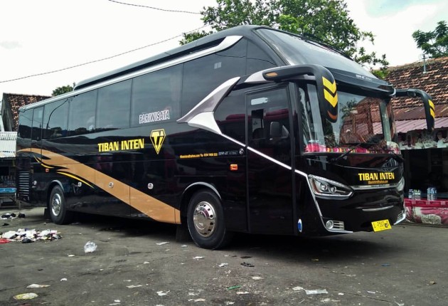 Foto - Laka Fatal di Tol Cipali: Bus Tiban Inten Melaju Kencang Hantam Beton Tiang JPO, Lalu Terbelah