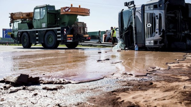 Foto - Cokelat Cair Meluber ke Jalanan Setelah Truk Trailer Renault Pengangkut Cokelat Cair Kecelakan di Polandia