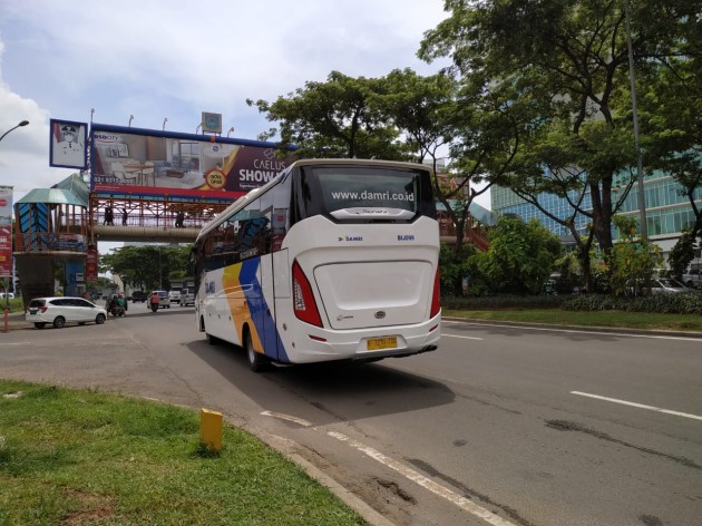 Foto - Menikmati Ayunan Lembut Suspensi Bus Midi Mercedes-Benz OF 917 Armada Perum Damri