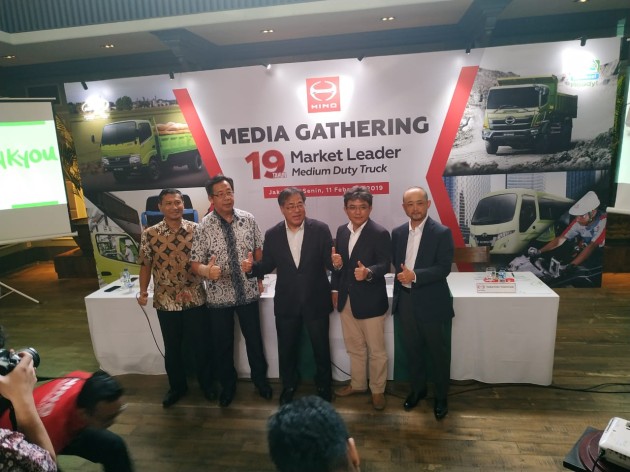 Foto - Hino Tambah Fitur Keamanan Kamera Belakang dan Rem ABS di Truk Dutro dan Ranger