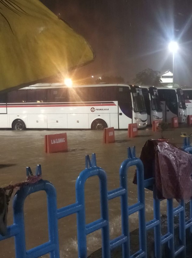 Foto - Banjir Parah di Tol Japek: Penumpang Menumpuk, Banyak Bus Terlambat Masuk Terminal Pulogebang