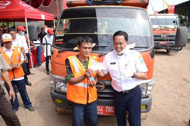 Foto - Hino Uji Emisi 300 Unit Truk Sampah Pemprov DKI Jakarta