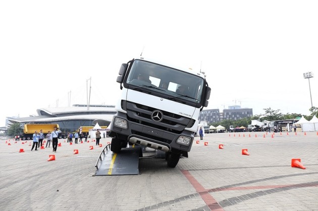 Foto - Mercedes-Benz Commercial Vehicle Expo 2017 : Pengunjung Bisa Test Drive Truk dan Bus Mercedes-Benz