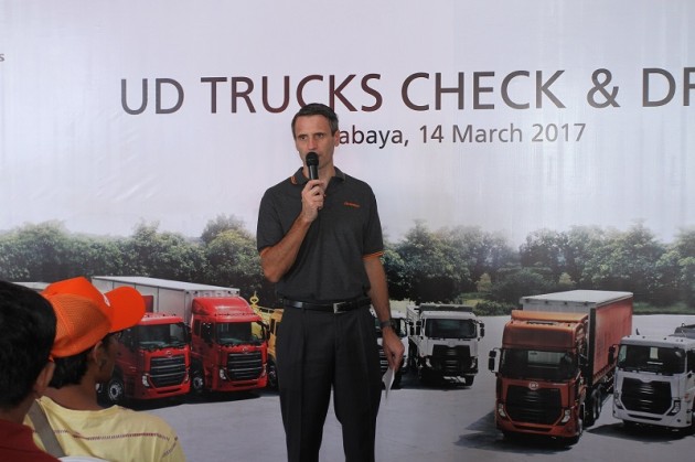 Foto - Dekatkan Diri ke Pelanggan, UD Trucks Gelar Acara ‘Check and Drive’ Truk Quester di Surabaya