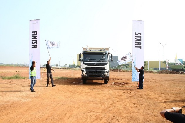 Foto - Ini Dia Para Jagoan Mengemudi Irit Truk Volvo