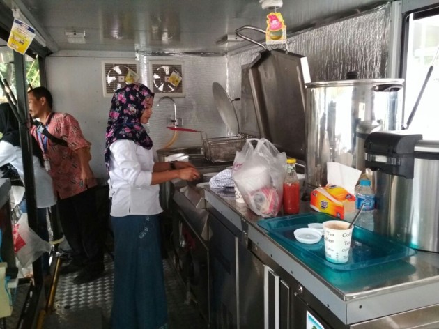 Foto - Truk Hino Dutro Ini Disulap Jadi Kendaraan Dapur untuk Militer, Bisa Memasak Aneka Jenis Makanan