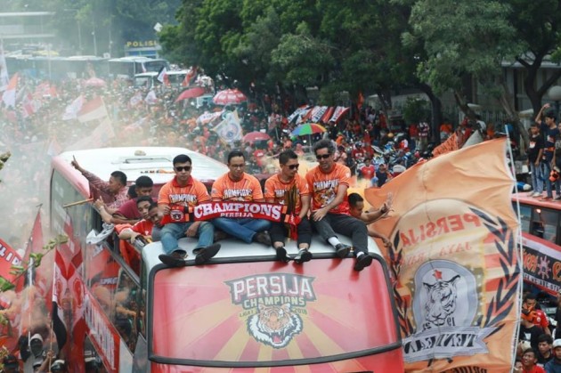 Foto - Bus Scania Double Decker Meriahkan Pawai Kemenangan Pemain Persija Juara Liga 1