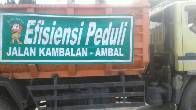 Foto - Bus Efisiensi Gelar CSR Perbaiki Jalan Daendels Pantai Selatan