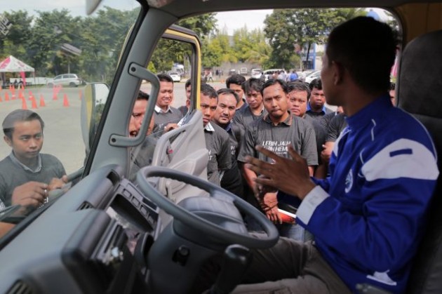 Foto - SIM B Gratis dari Astra UD Trucks untuk Para Sopir Truk