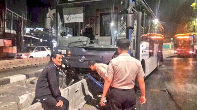 Foto - Armada Transjakarta Makin Sering Laka Tabrak Separator Jalan, Ada Apa?