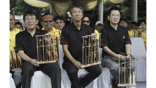 Foto - Fuso : Kuningkan Taman Mini Sambut Sejuta Unit Si Kepala Kuning