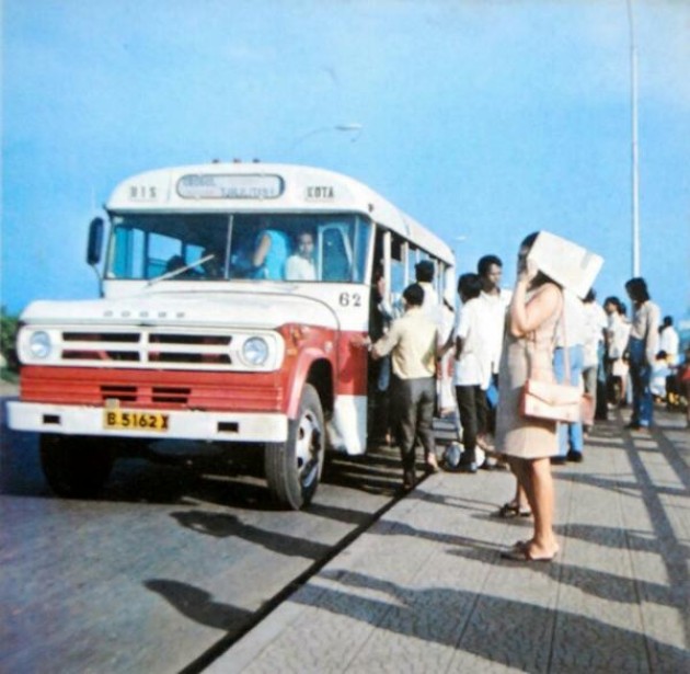 Foto - Dodge D Series Bus Amerika Di Indonesia: Berjaya, Terpuruk Dan Jadi Rumah Ikan