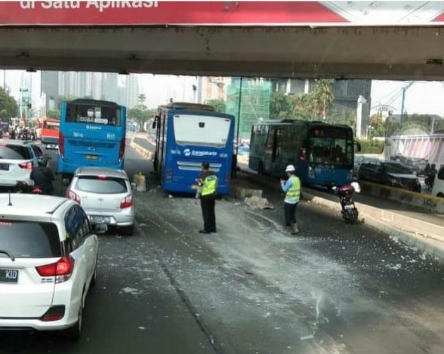 Foto - Armada Transjakarta Makin Sering Laka Tabrak Separator Jalan, Ada Apa?