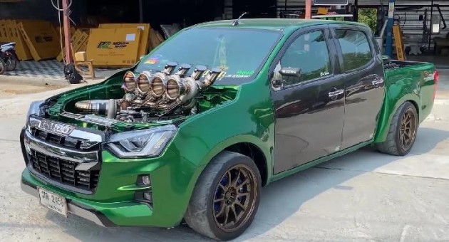 Foto - Modifikasi Edan, Isuzu D-Max Serakah Pakai 5 Turbo