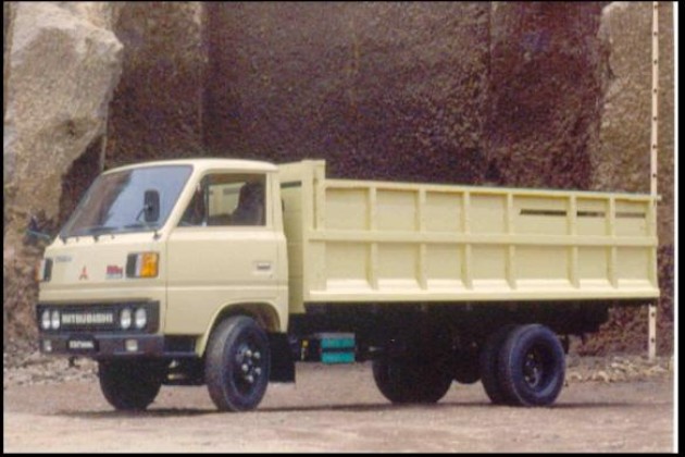 Foto - Generasi IV Mitsubishi Canter, Pelopor Pengguna Seragam Kuning Pada Colt Diesel