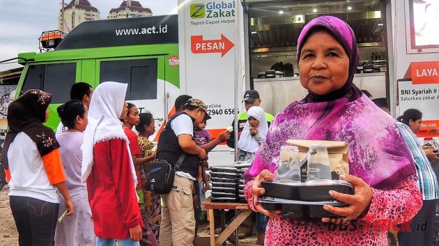 Foto - Mitsubishi : Humanity Food Truck, Gunakan Fuso FM 517 HL Untuk Berbagi Makanan Gratis