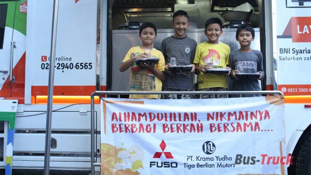 Foto - Mitsubishi : Humanity Food Truck, Gunakan Fuso FM 517 HL Untuk Berbagi Makanan Gratis