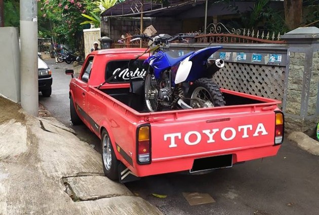 Foto - Hilux Generasi II, Pikap Seumur Jagung Korban Buaya