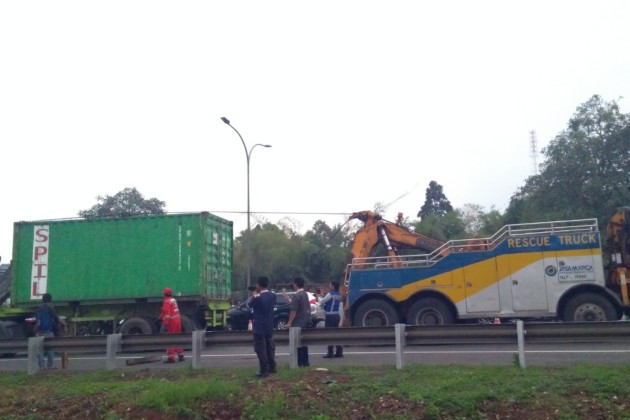 Foto - Proses Evakuasi Kecelakaan Truk di Jagorawi, Andalkan Si Komo