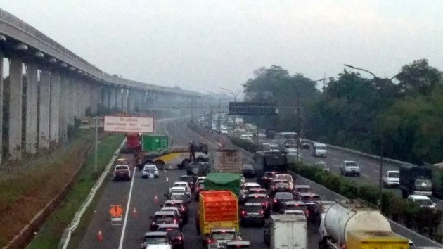 Foto - Proses Evakuasi Kecelakaan Truk di Jagorawi, Andalkan Si Komo