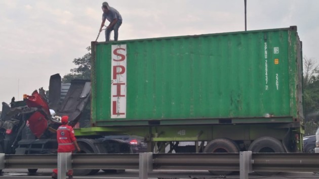 Foto - Truk Kontainer Tabrak Truk Pengangkut Pier Head di Tol Jagorawi