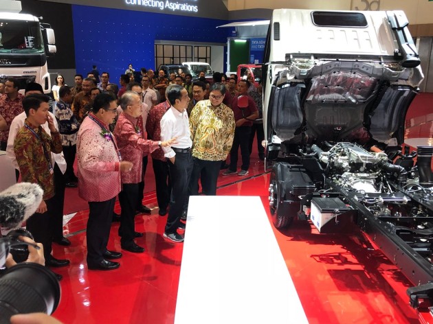 Foto - Isuzu Berhasil Jual 410 Truk Sepanjang GIIAS 2018