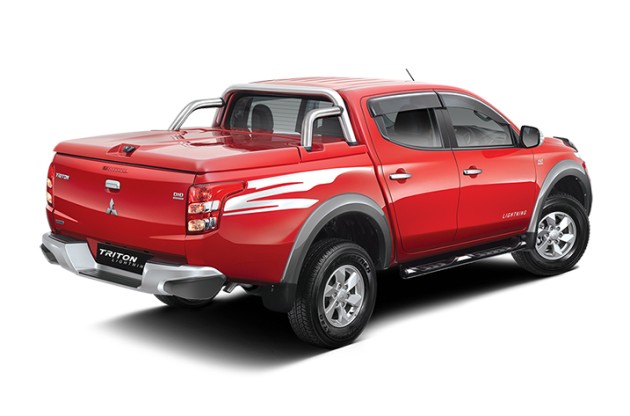 Foto - Mitsubishi Triton Lightning Sapa Publik Surabaya