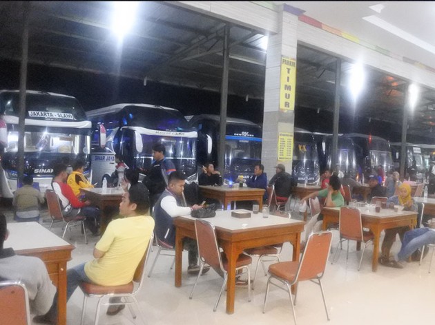 Foto - Mengintip Rumah Makan Yang Mirip Terminal Bus