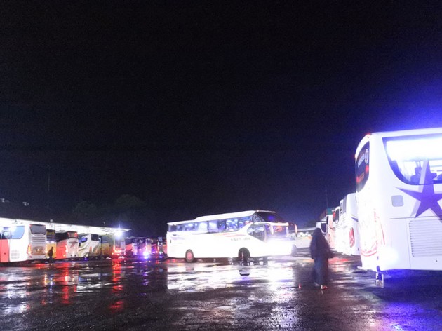 Foto - Mengintip Rumah Makan Yang Mirip Terminal Bus