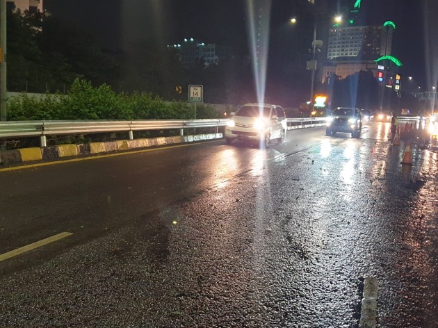 Foto - Banjir Surut, Jasa Marga Kembali Buka Seluruh Gerbang Tol yang Kemarin Ditutup