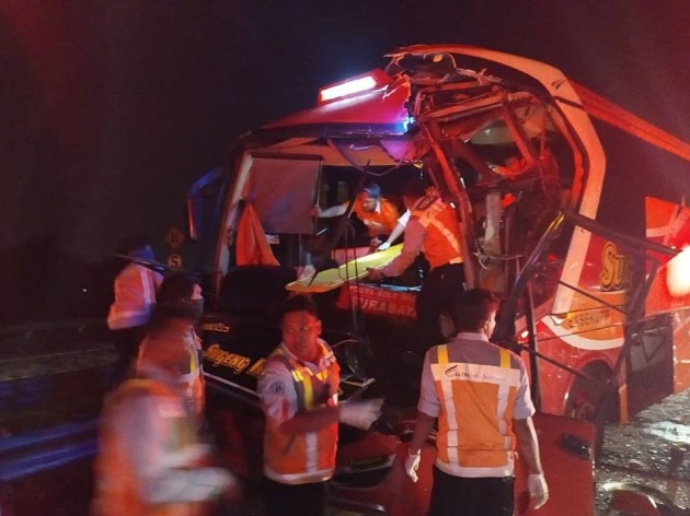 Foto - Bus Patas Hantam Pantat Truk di Tol Jombang-Mojokerto, Kondektur Tewas