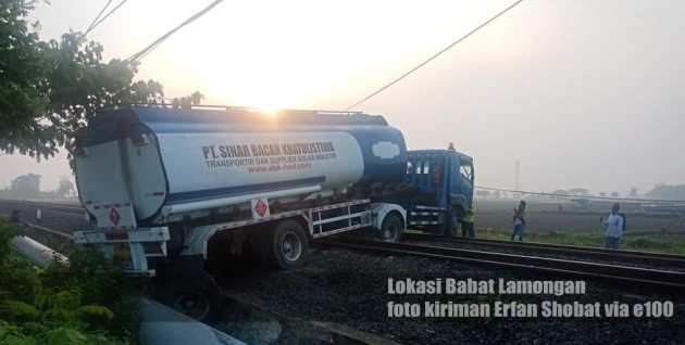 Foto - Ajaib! Hindari Kendaraan Lain, Truk Tangki Isuzu Giga Ini 'Lompat' ke Jalur Rel Kereta Api