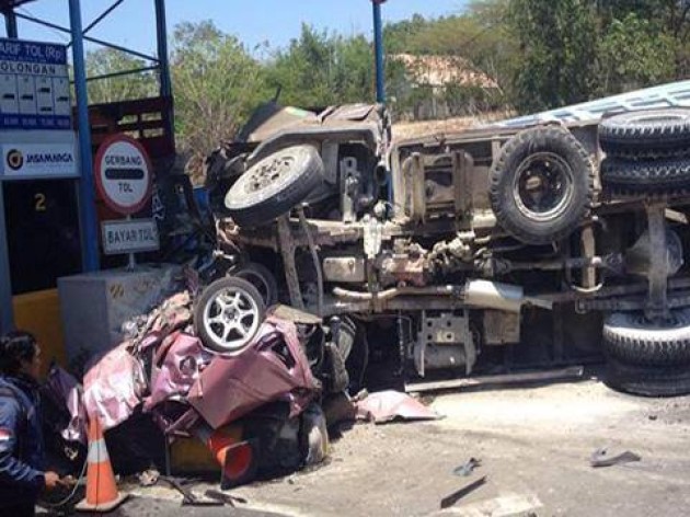 Foto - Truk Dan Bus Anda Kecelakaan Di Jalan Tol? Wajib Bayar Ganti Rugi Kerusakan Infrastruktur