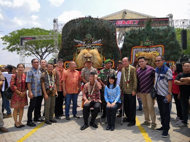 Foto - Konvoi Puluhan Microbus Isuzu Elf Keliling Kota Meriahkan Jambore Perdana EMCI di Solo