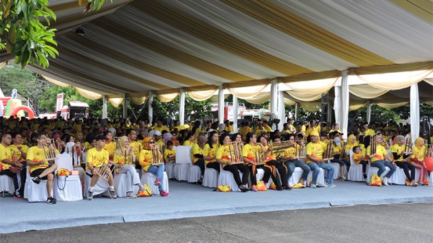 Foto - Fuso : Kuningkan Taman Mini Sambut Sejuta Unit Si Kepala Kuning