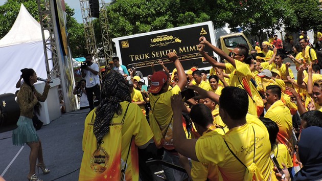 Foto - Fuso : Kuningkan Taman Mini Sambut Sejuta Unit Si Kepala Kuning